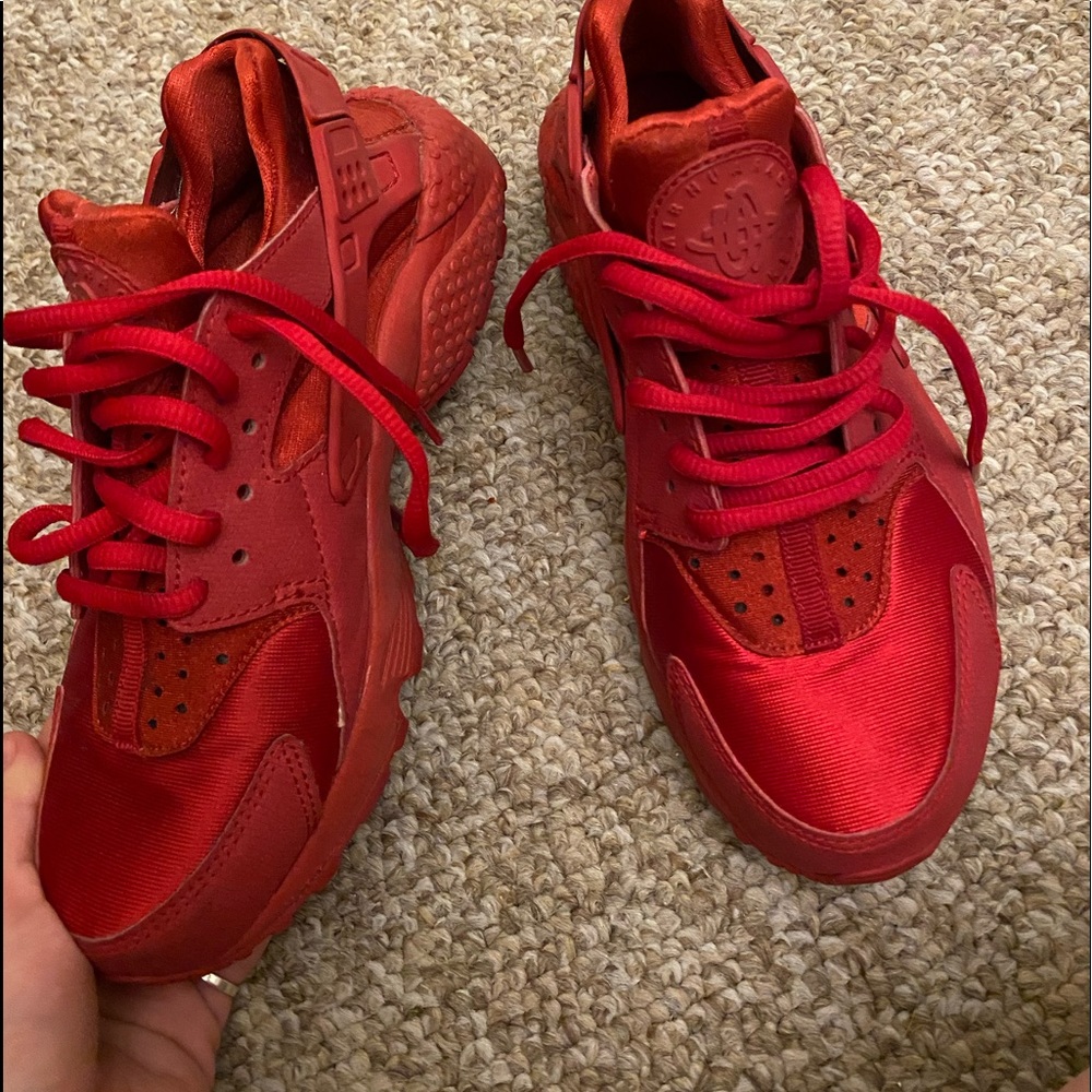 Triple red Nike huarache run